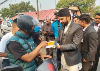 नयाँ वर्ष अवसरमा उपप्रधानमन्त्री एवम् गृहमन्त्री लामिछानेले मिठाई बाँडे